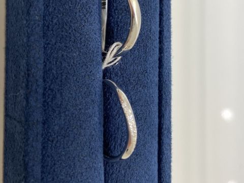 【4℃ BRIDAL(ヨンドシーブライダル)の口コミ】 男性用、女性用ともにウェーブ型です。女性用の指輪には、ダイヤモンドが…