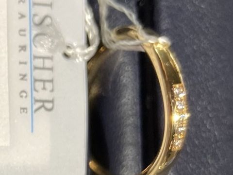 【FISCHER(フィッシャー)の口コミ】 ゴールドの指輪で、真ん中にダイヤモンドが入っています。とても華やかで…