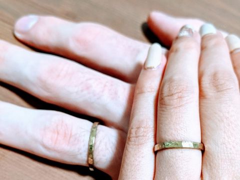 【CRAFY(クラフィ)の口コミ】 シンプルでも飽きのこないデザインを考えていました。多面カットと槌目模…