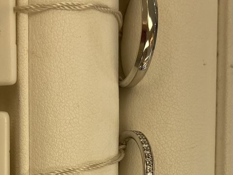 【ウィスプ(WISP)の口コミ】 男性用は角張った感じのシンプルなデザインです。女性用は中央部分にダイ…