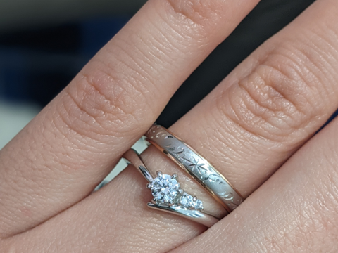 【GALA JEWELRY(ガラジュエリー)の口コミ】 Ｖ字でも少し存在感のあるデザインを提案して頂きました。メレダイヤもつ…