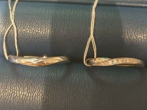 【銀座ダイヤモンドシライシの口コミ】 斜めにダイヤが入った動きのあるデザインの指輪を何店舗か比較し、こちら…