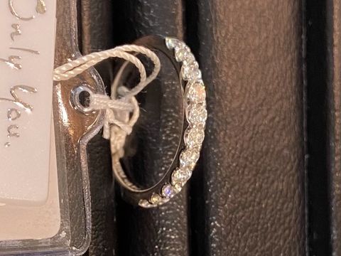 【Only You(オンリーユー)の口コミ】 ダイヤモンドがたくさん敷き詰められいて、とてもゴージャスな指輪です。…