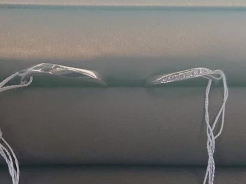 【アイプリモ(I-PRIMO)の口コミ】 ウェーブのデザインに合わせてななめにダイヤが入った指輪です。女性用の…