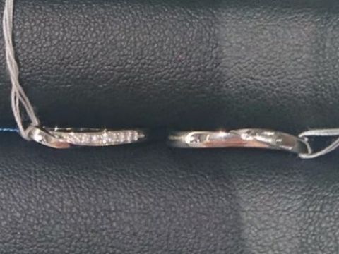 【俄(にわか)の口コミ】 ウェーブで動きのあるデザイン、ななめにダイヤが入った指輪です。ダイヤ…