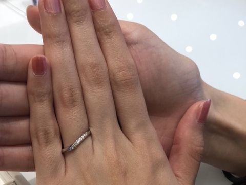 【Something Blue(サムシングブルー)の口コミ】 ユーラインとも言えるほど柔らかなブイラインのリングで、ブイラインのリ…