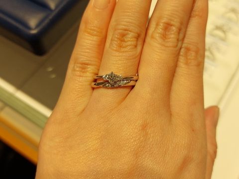 【銀座ダイヤモンドシライシの口コミ】 ストレートかストレート寄りのウェーブで、メレダイヤつきの結婚指輪を探…