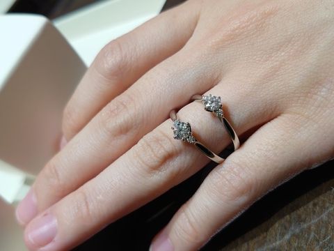 【俄(にわか)の口コミ】 両脇にメレダイヤがあるので、ダイヤが大きく見えます。爪にも名前の通り…