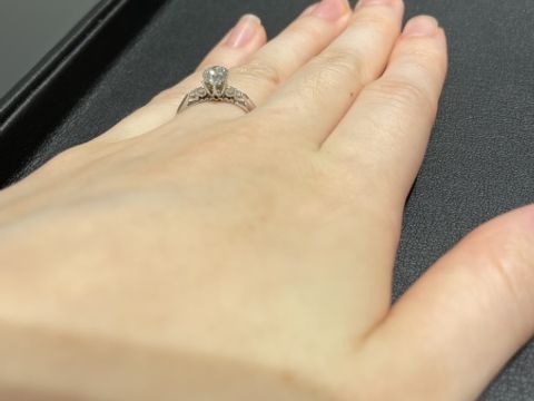 【エクセルコダイヤモンド(EXELCO DIAMOND)の口コミ】 たくさんの種類の台座を見せていただき、お気に入りを決めていきました。…