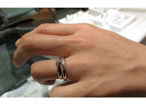 【PILOT BRIDAL(パイロットブライダル)の口コミ】 写真ではティファニーの指輪と重ね付けをしているのですが、それにも負け…