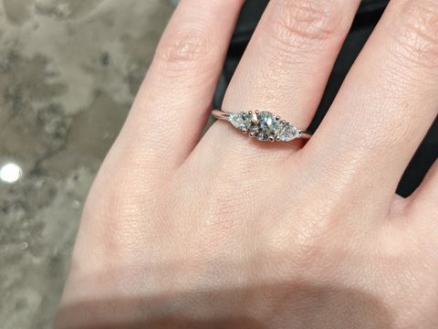 【ティファニー(Tiffany & Co.)の口コミ】 ダイヤが3つ並んでいてとても華やかな指輪です。3つ並んでいるため、中央…