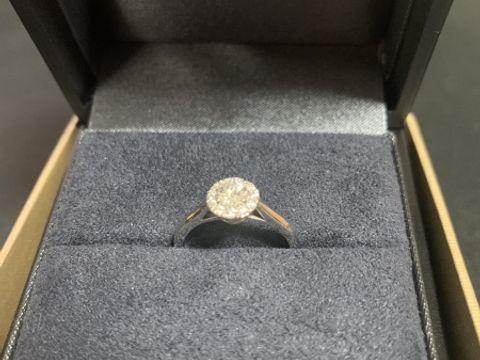 【ラザール ダイヤモンド(LAZARE DIAMOND)の口コミ】 デザイン性がある婚約指輪が好みでしたので、こちらの取り巻きデザインが…