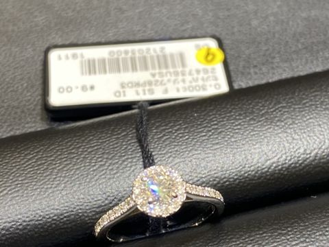 【ラザール ダイヤモンド(LAZARE DIAMOND)の口コミ】 取り巻きデザイン&エタニティなので、とてもゴージャスです。ゴージャ…