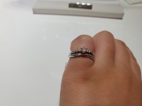 【4℃ BRIDAL(ヨンドシーブライダル)の口コミ】 中央に大きいダイヤモンド、そして左右に小さなダイヤモンドのデザインが…