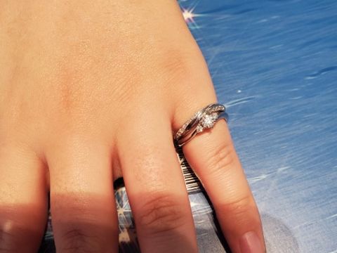 【銀座ダイヤモンドシライシの口コミ】 リングを縦から見た時の形、カーブを描きながら優しくダイヤモンドを止め…