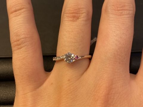 【Mori’s Ruby(モリスルビー)の口コミ】 ダイヤモンドだけの婚約指輪と違って、ルビーがあることで、色やデザイン…