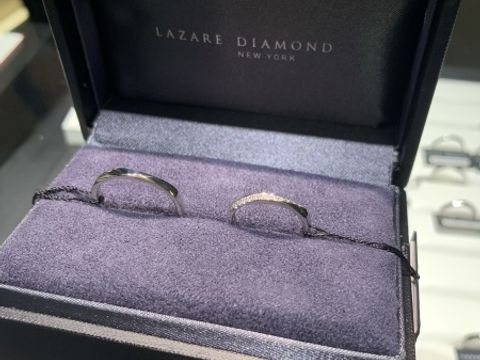 【ラザール ダイヤモンド(LAZARE DIAMOND)の口コミ】 エコーというデザインで、斜めのラインにダイヤが11石入っています。V字ラ…