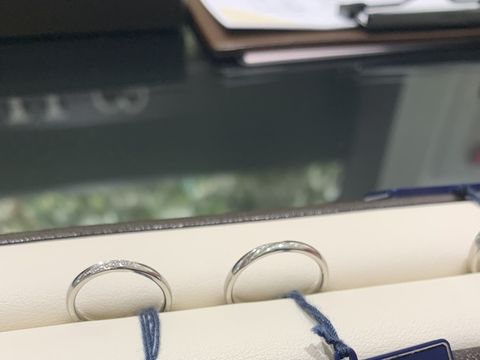 【ROYAL ASSCHER(ロイヤル・アッシャー)の口コミ】 ストレートラインに斜めにダイヤが入ってるデザインです。
ダイヤの輝きが…