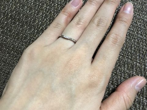 【アイプリモ(I-PRIMO)の口コミ】 中心が少しU字にカーブしているものです。
素材はプラチナです。中心にダ…