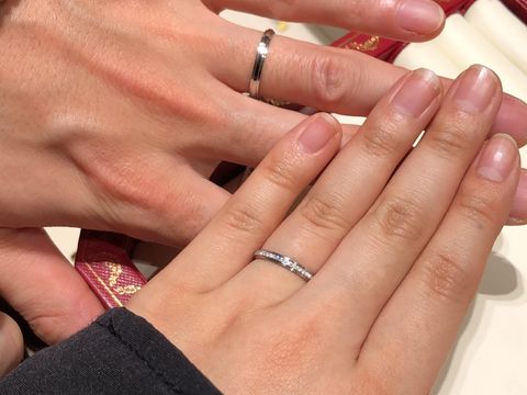 【カルティエ(Cartier)の口コミ】 男性女性ともストレートで上下にラインが入っています。女性は真ん中にぐ…