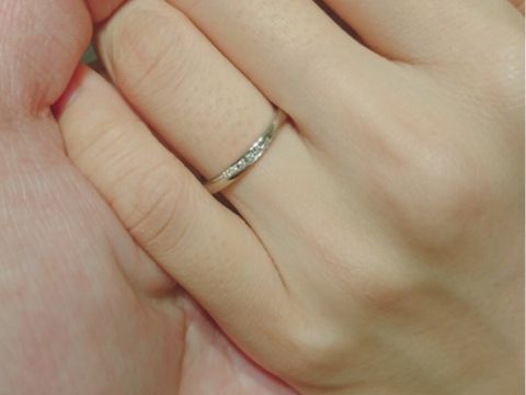 【銀座ダイヤモンドシライシの口コミ】 上品なダイヤ付きの結婚指輪です。
ずっと見ていたくなるようなデザインで…