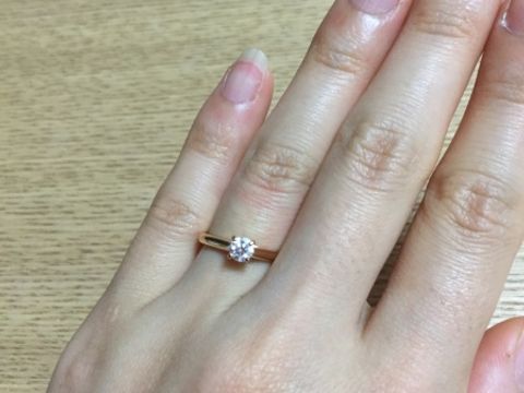 【カルティエ(Cartier)の口コミ】 アクセサリーが全てゴールドなので、婚約指輪もゴールドにしました。変わ…