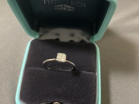 【ティファニー(Tiffany & Co.)の口コミ】 スクエアカットのデザインが珍しく、一目惚れしました。光にかざすとキラ…