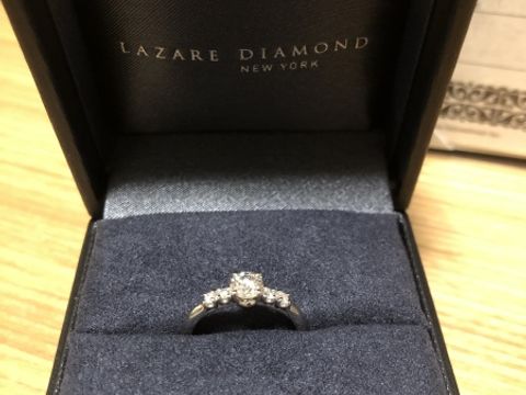 【ラザール ダイヤモンド(LAZARE DIAMOND)の口コミ】 一粒ダイヤの両端にメレダイヤがセットされていて、上から見ても、横から…