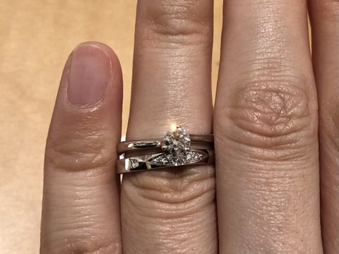 【ROYAL ASSCHER(ロイヤル・アッシャー)の口コミ】 ERA802などのソリテールをいくつか試着させてもらいました。
普通のソリテ…