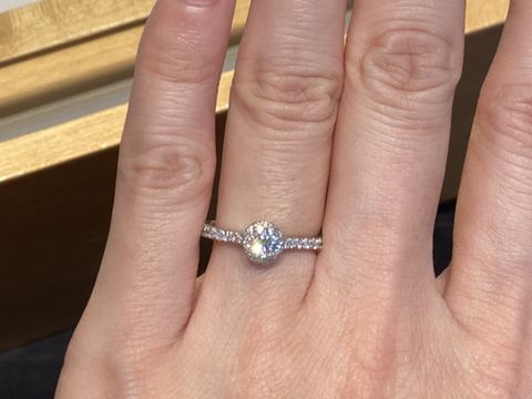 【銀座ダイヤモンドシライシの口コミ】 センターストーンをより素敵にして、ゴージャスにしてくれるデザインです…