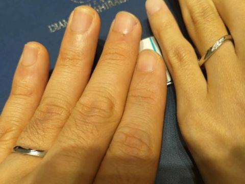 【銀座ダイヤモンドシライシの口コミ】 初めて結婚指輪を見に行くお店として選びました。
洋服などと違い分厚いカ…