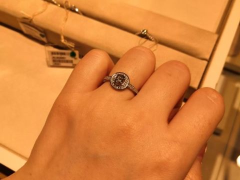 【ピアジェ(PIAGET)の口コミ】 ヘイロータイプを探していて試着しました。真ん中のダイヤが浮いているよ…