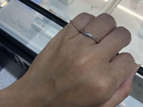 【ソフィフェリエの口コミ】 シンプルなデザインで、ウェーブがかかっているので、指が綺麗に見えると…