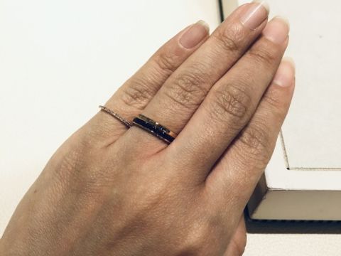 【ブシュロン(BOUCHERON)の口コミ】 まるで重ね付けしてるかのようにとてもオシャレなデザインでした。友人が…