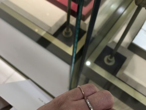 【ROYAL ASSCHER(ロイヤル・アッシャー)の口コミ】 8角形で変わったデザインでとても可愛かったです。
カッティングが綺麗な…