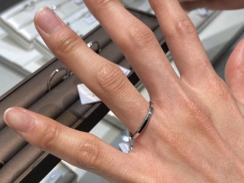 【アイプリモ(I-PRIMO)の口コミ】 想像よりも細くてスタイリッシュな感じだった。指輪は四角な感じなので、…