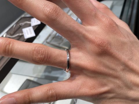 【アイプリモ(I-PRIMO)の口コミ】 ストレートリングとの一番の違いは、光の反射の違いで自分の方から見た感…