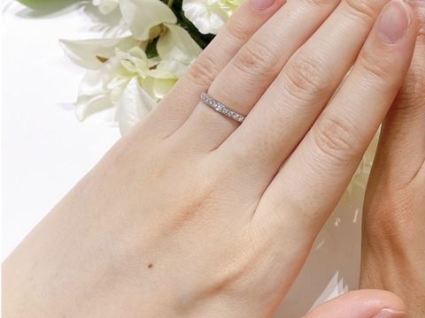 【4℃ BRIDAL(ヨンドシーブライダル)の口コミ】 ダイヤモンドの輝きと指輪の華やかさが良かったです。
私はアンティーク調…