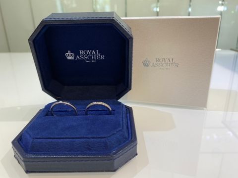 【ROYAL ASSCHER(ロイヤル・アッシャー)の口コミ】 シンプルな指輪を探していたのですが、この指輪を試着してダイヤモンドの…
