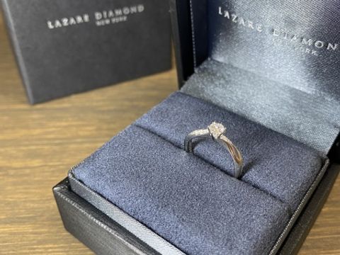 【ラザール ダイヤモンド(LAZARE DIAMOND)の口コミ】 リングの形はストレート、デザインは少し凝っているものが欲しくて、ウェ…