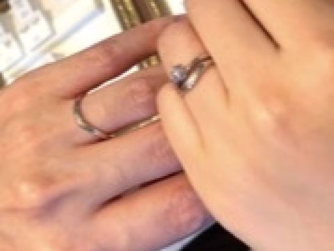 【ケイウノ ブライダル(K.UNO BRIDAL)の口コミ】 指が長く見えそうなデザインを探していました。こちらはしっかりカーブが…