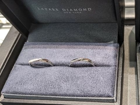 【ラザール ダイヤモンド(LAZARE DIAMOND)の口コミ】 婚約指輪もラザールダイヤモンドだったので。希望だったカーブがかかった…