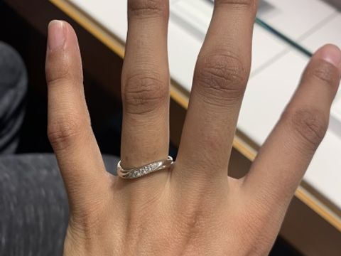 【銀座ダイヤモンドシライシの口コミ】 指輪のデザインに惹かれました！ペアの指輪を選び男性様にはダイヤはなし…