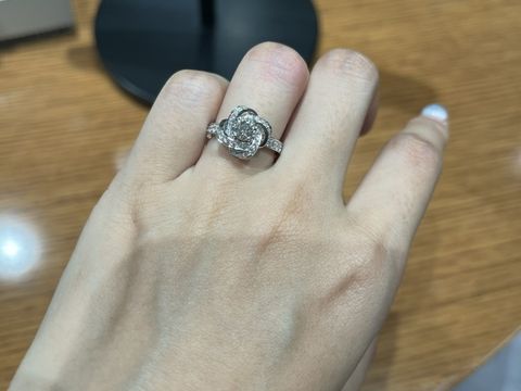 【ブシュロン(BOUCHERON)の口コミ】 芍薬をイメージしたデザインの指輪です。ダイヤがデザイン性のある花の枠…