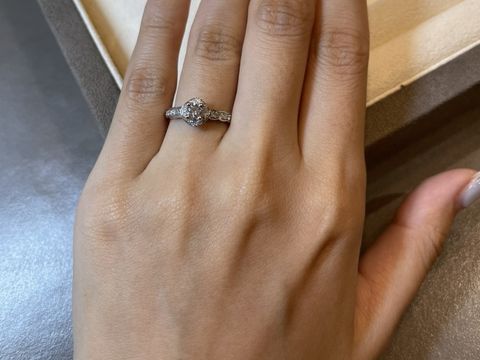 【シャネル(CHANEL)の口コミ】 花嫁の方がよくつけているのを見るお花のデザインです。シャネルの代表的…