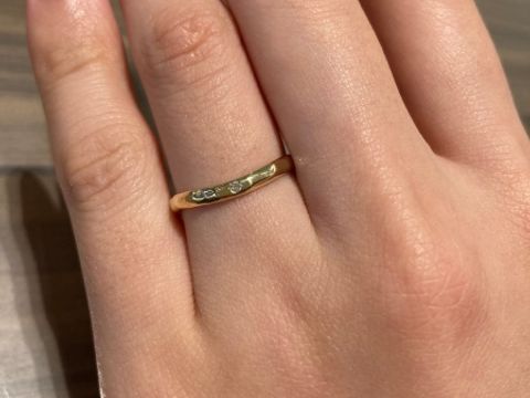 【towa et toi(トワエトワ)の口コミ】 ウェーブに大きめで控えめな槌目とメレダイヤが１個付いています。槌目&ti…