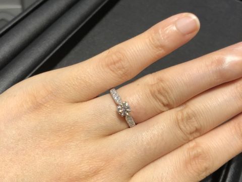 【エクセルコダイヤモンド(EXELCO DIAMOND)の口コミ】 初めは全く違うデザインの無難なものを見ていたのですが、この指輪を見た…