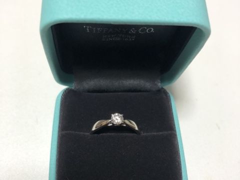 【ティファニー(Tiffany & Co.)の口コミ】 ダイヤが少し埋まっているデザインなので、華奢に見え上品に感じました。
…