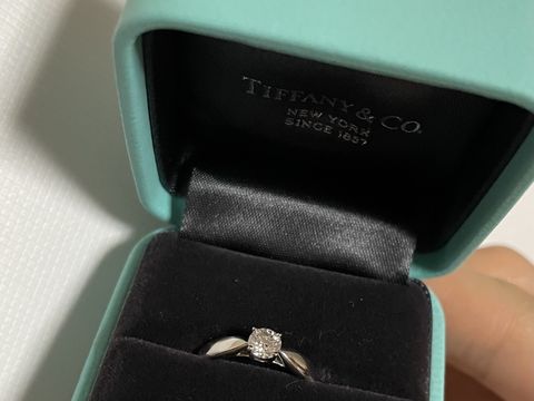【ティファニー(Tiffany & Co.)の口コミ】 デザインは真ん中のダイヤモンドに向かってリングが細くなっているので指…