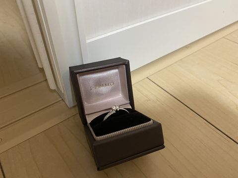 【アイプリモ(I-PRIMO)の口コミ】 半分に流れるダイヤモンドが入っておりとても気に入りました。
他は両方に…